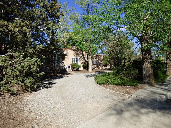3rd image of 912 Grandview Dr SE