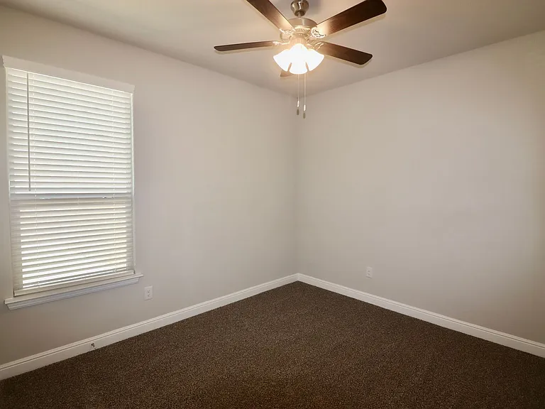 1120 Eastland Ln — Photo 14