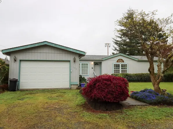 1208 N Grape St, Coquille, OR 97423