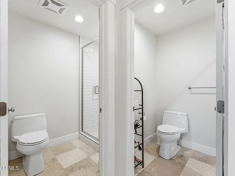 415 E Earl St — Photo 48