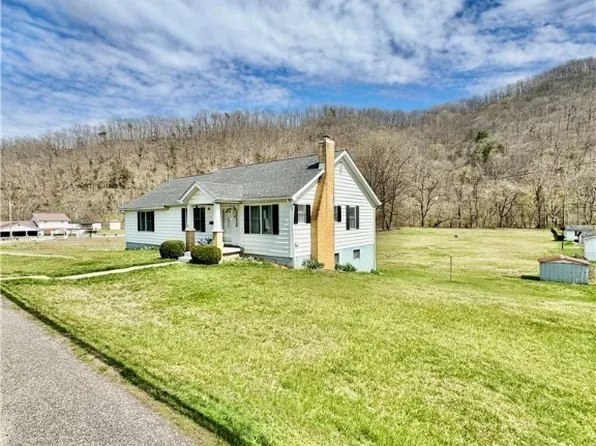 129 Riverside Dr, Madison, WV 25130