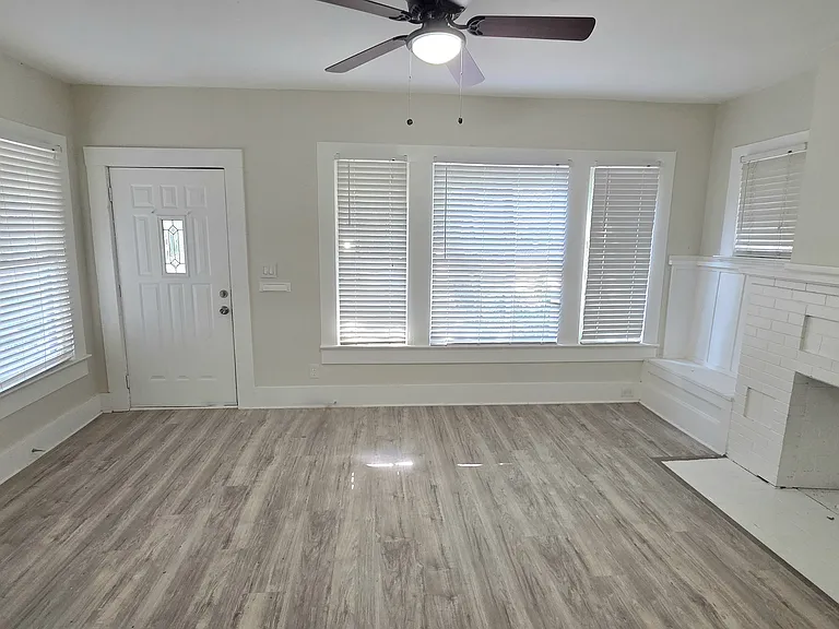 2805 S Jennings Ave — Photo 2