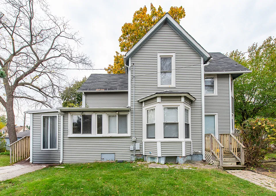 703 Center St