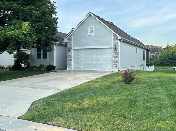 1931 Meadowlark Dr, Raymore, MO 64083