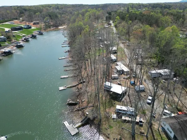 620 Plantation Dr, Penhook, VA 24137