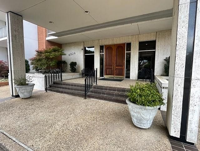 1st image of 4924 Cobbs Dr APT 4E