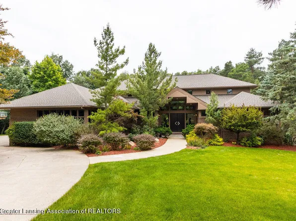 6403 Woodcliffe Ln, East Lansing, MI 48823