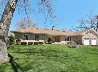 1425 Blackhawk Dr, Schaumburg, IL 60193