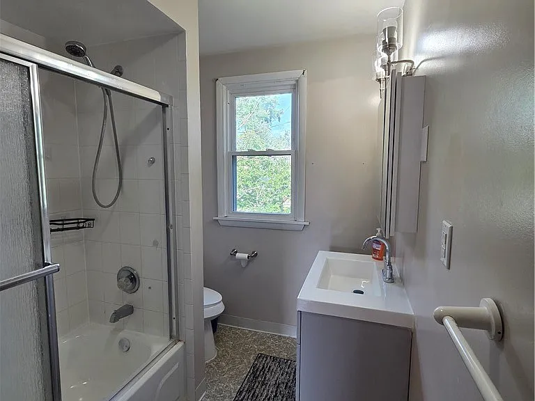 94 Parkwood Ave #2 — Photo 4