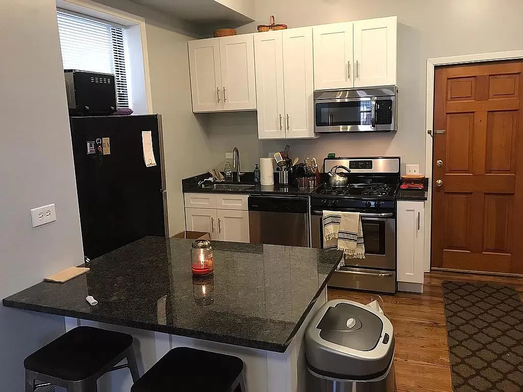 3831 N Southport Ave — Photo 1