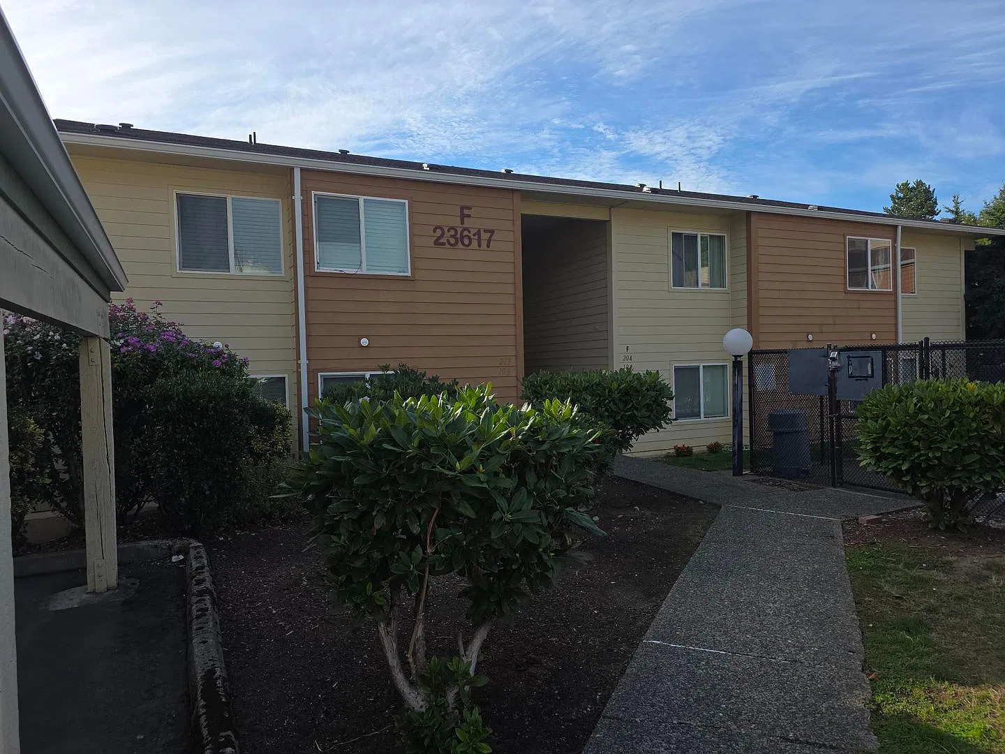 Kent east hill condo - 2 bedroom with vaulted ceiling, 2 bathrooms, ready for move in now! — Photo 1