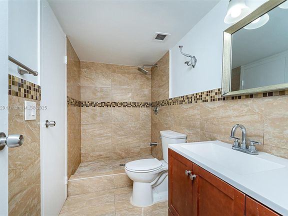 4th image of 13499 Biscayne Blvd APT 807