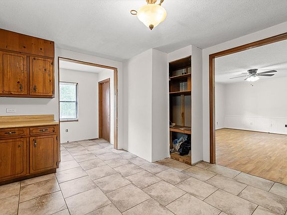 4th image of 10930 Meadowview Rd