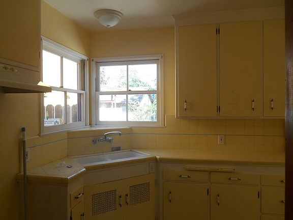 5th image of 1514 N Screenland Dr