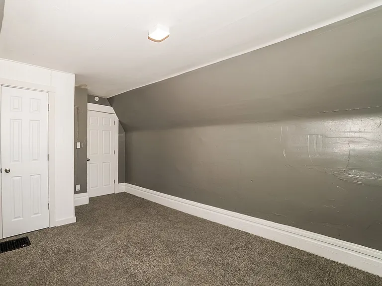 1756461_026_bedroom_12928828.jpg