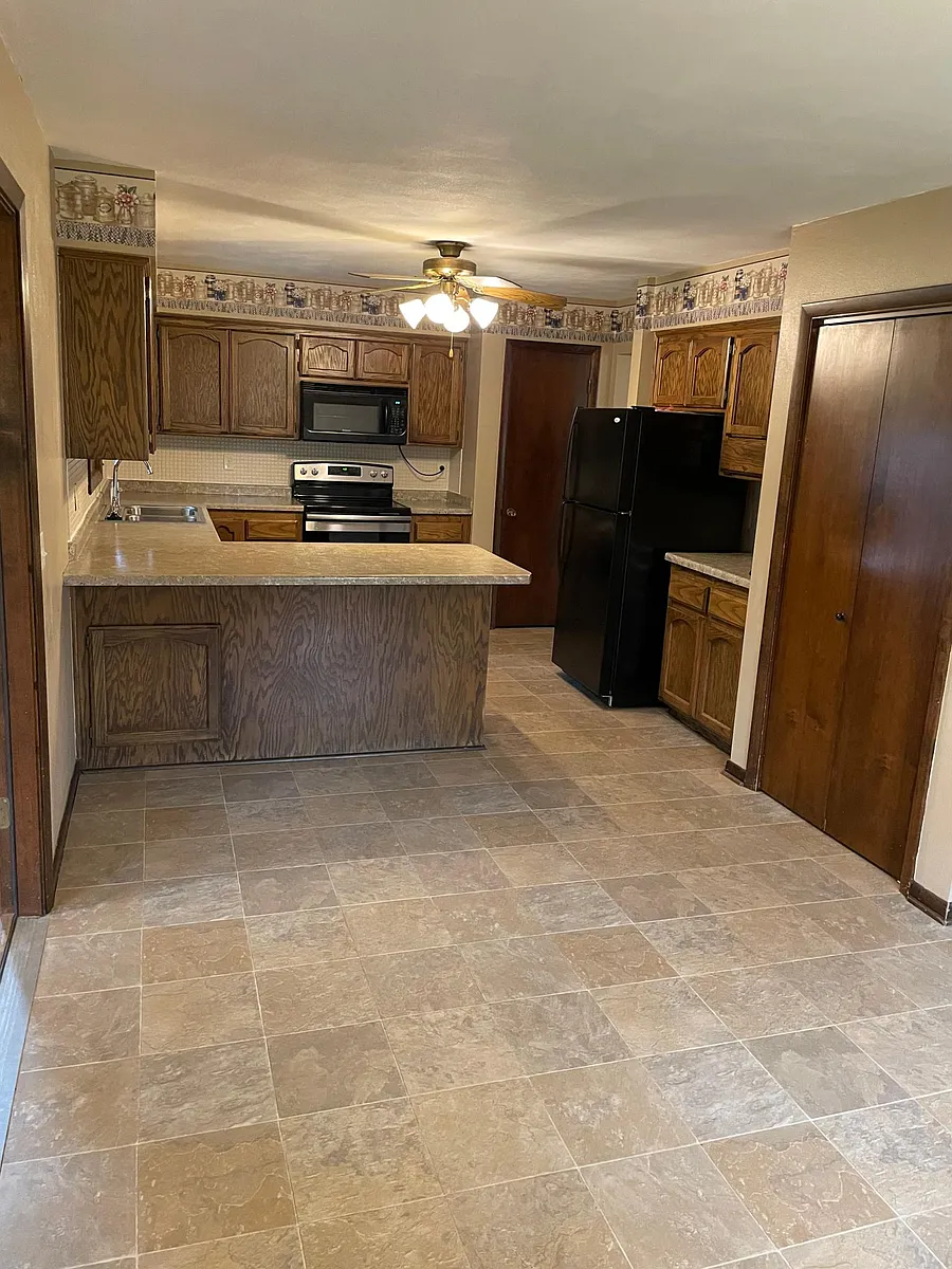 Building Photo - 2473 Maplewood Dr