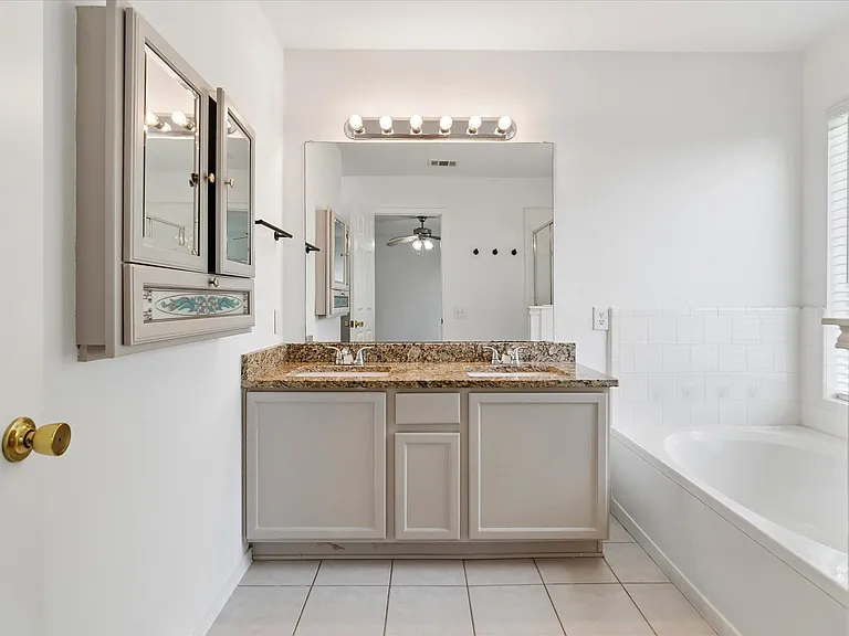 3300 Creekwood Dr — Photo 5