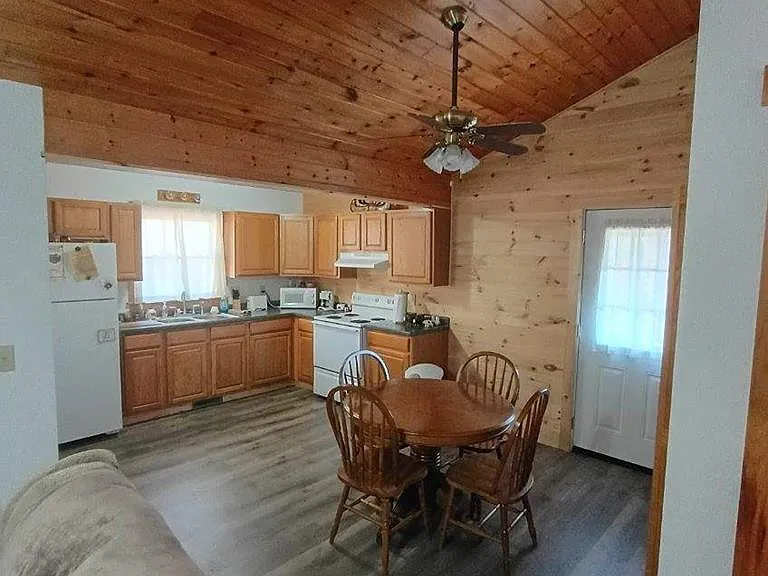 220 Nellie Cir — Photo 1