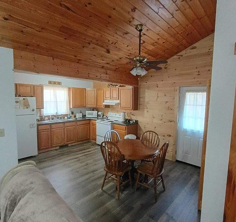 1st image of 220 Nellie Cir