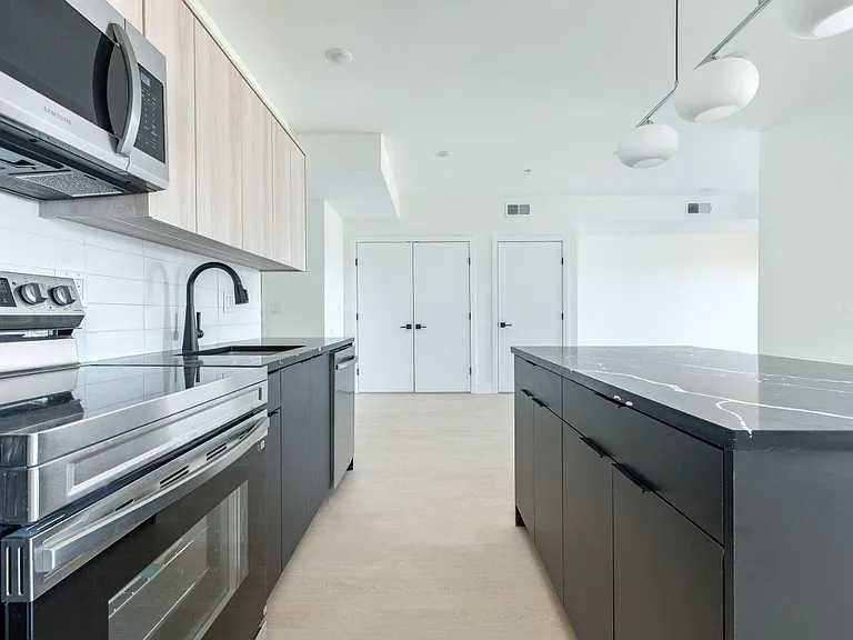 Q10 Luxury Apartments — Photo 23