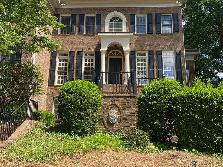 529 Queens Rd — Photo 2