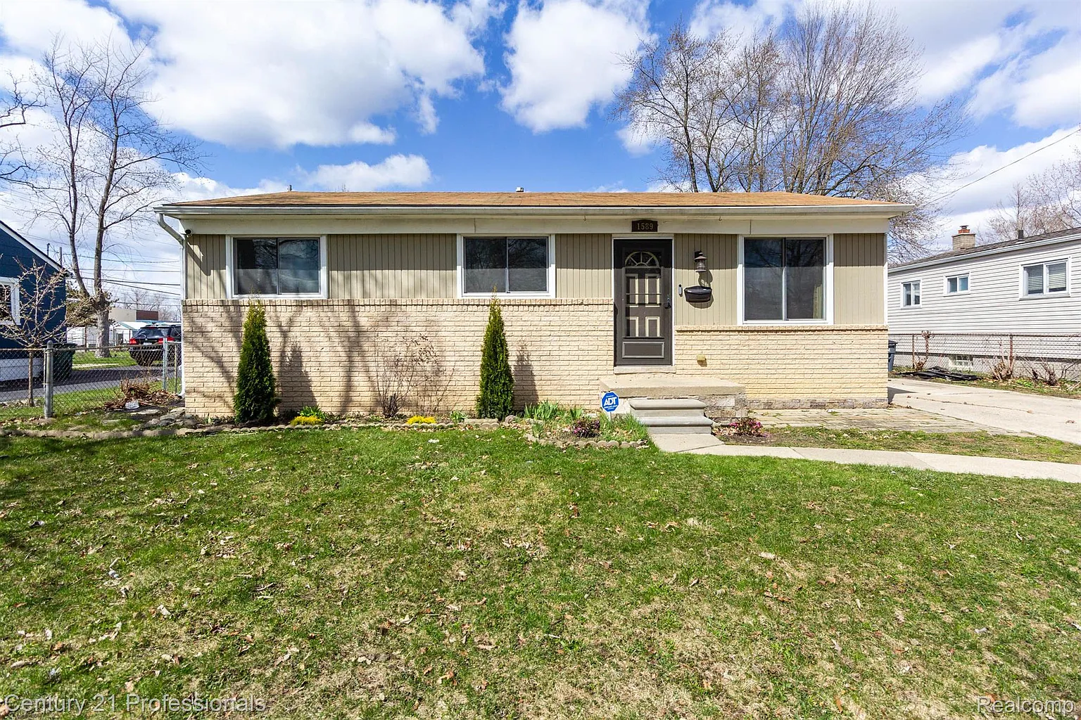 1589 Wordsworth St photo 1