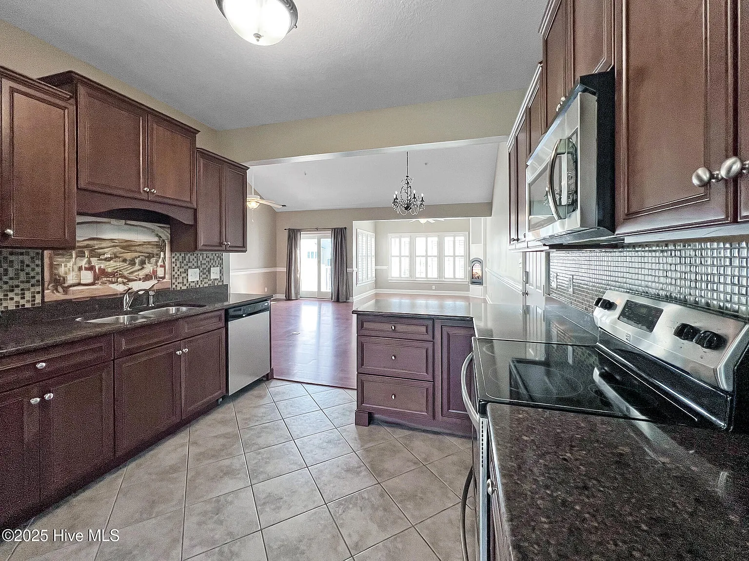 3 bed, 2.0 bath, $2,050 — Photo 4