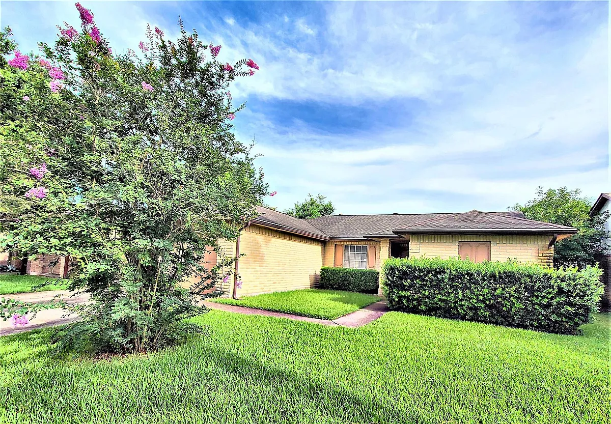 Photo 2 of 11 - 3010 Becket St - Pearland, TX Building Photo - 3010 Becket St