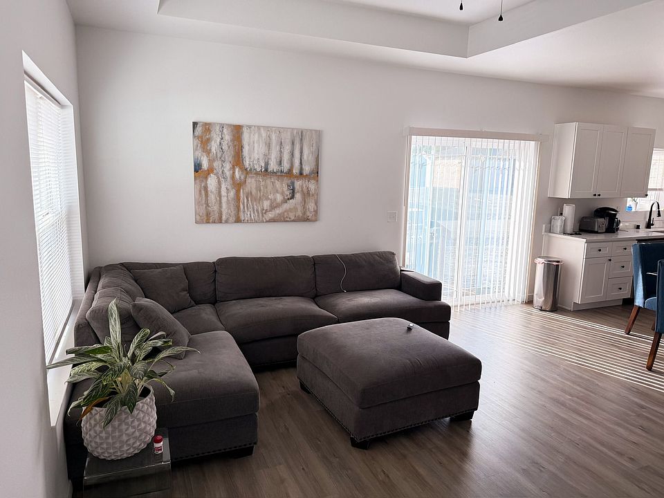 Open floor plan into the kitchen