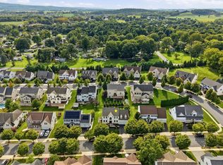 900 Kingston Ln, Breinigsville, PA 18031