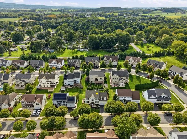 900 Kingston Ln, Breinigsville, PA 18031
