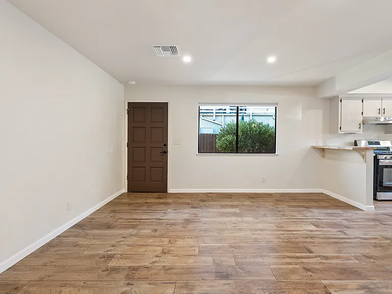 3434 Oak St — Photo 2