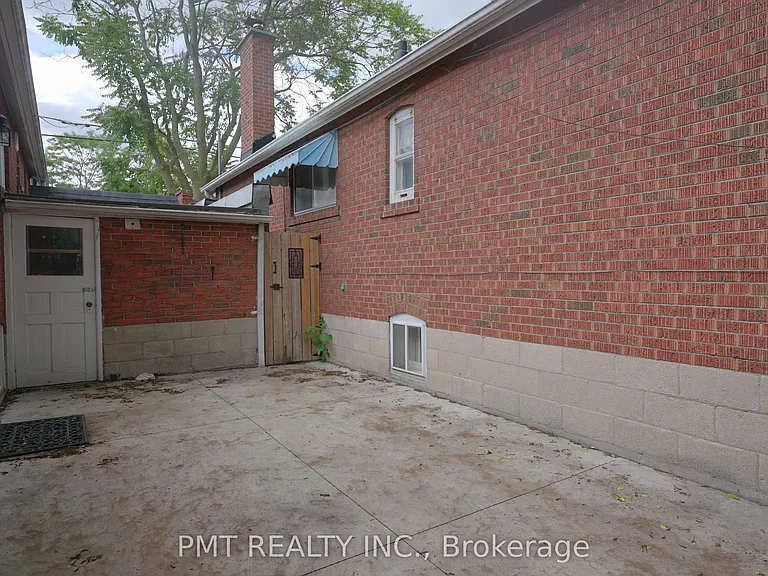 881 Coxwell Ave #LOWER — Photo 15