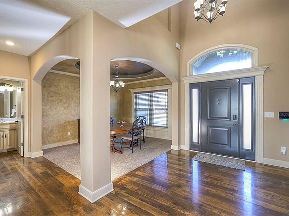 4th image of 305 SE Golden Ln