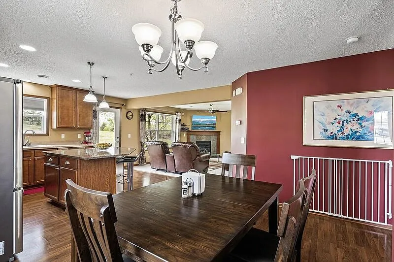 3 bed, 3.0 bath, 1911 sqft, $2,650 — Photo 3