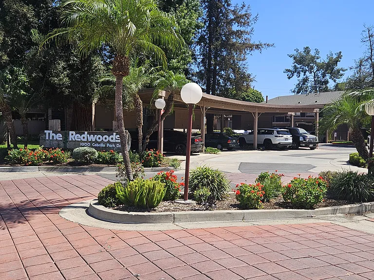 1076 Cabrillo Park Dr — Photo 2