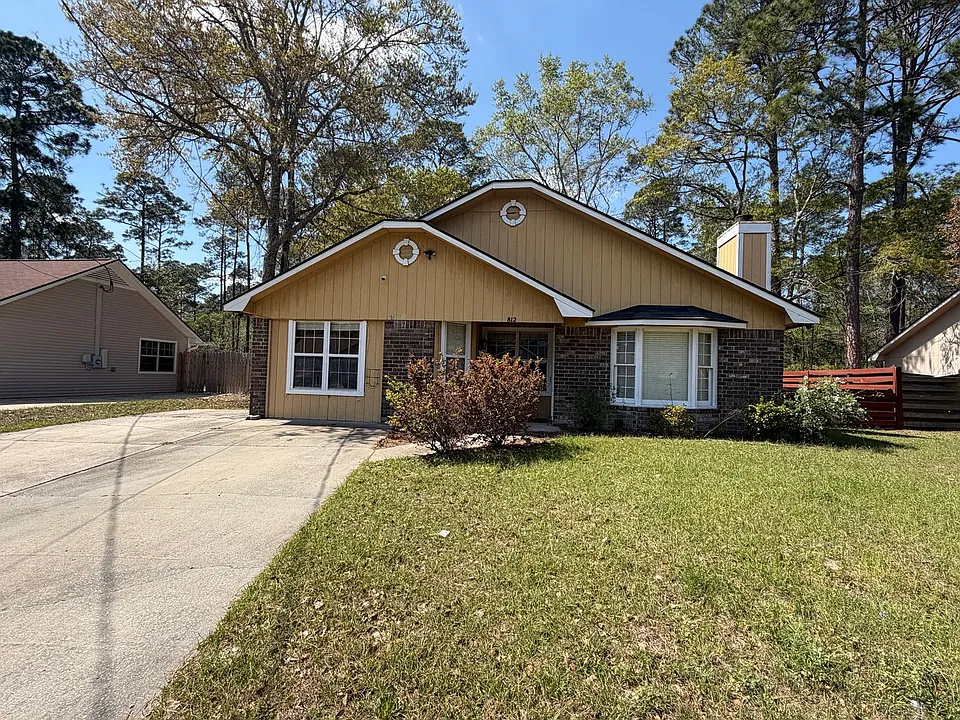 812 Ridgewood Way
