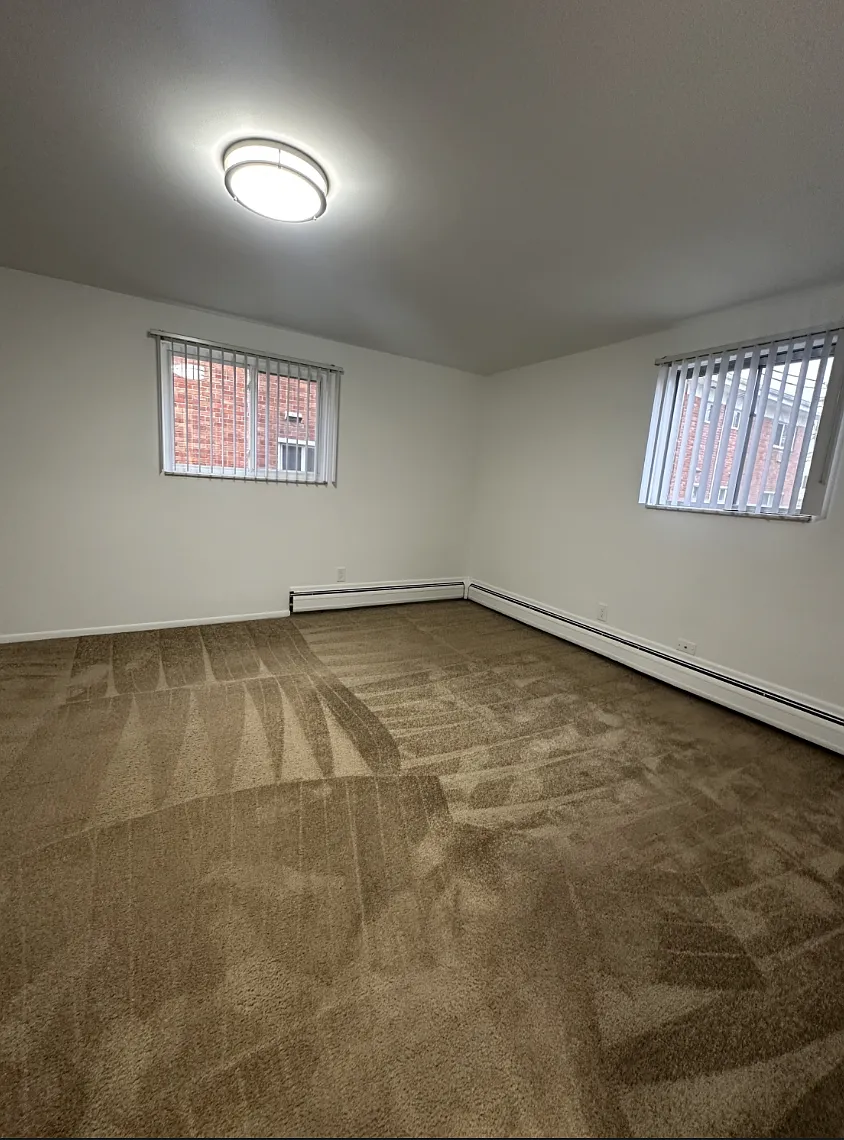 Lakeshore Apartments — Photo 4