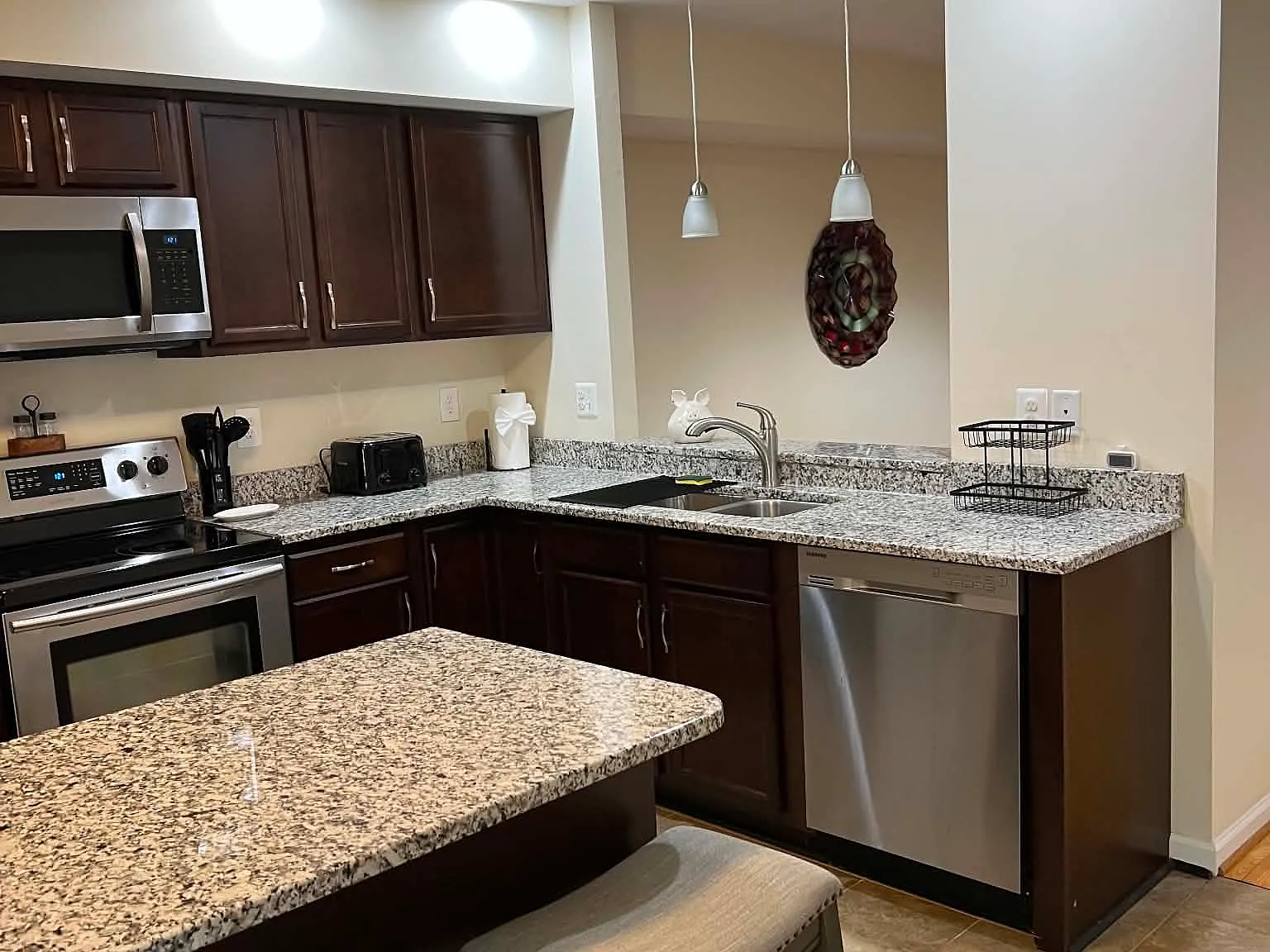 4 bed, 2600 sqft, $5,000 — Photo 2