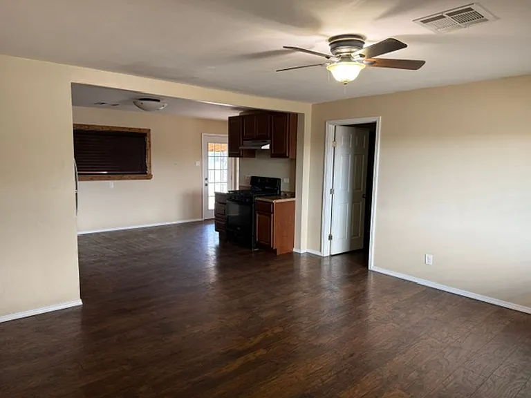 2913 N Mann Dr — Photo 2