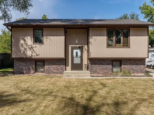 932 Colonial Dr, Machesney Park, IL 61115