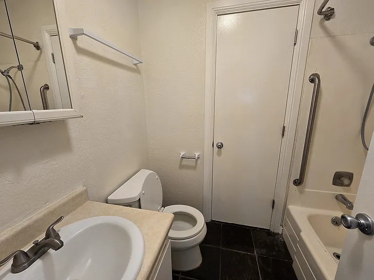 Echo Manor Apartments — Photo 8