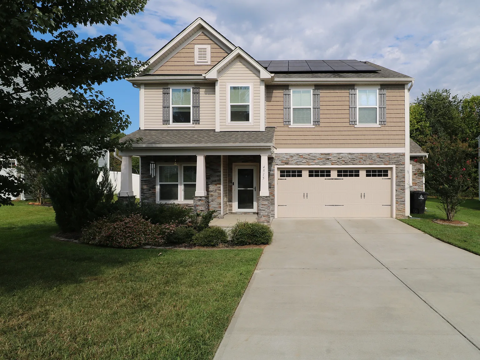 3 bed, 2.5 bath, 2740 sqft, $2,300 — Photo 1