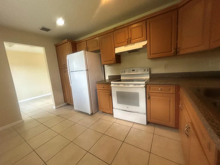 1021 W 2nd St — Photo 3