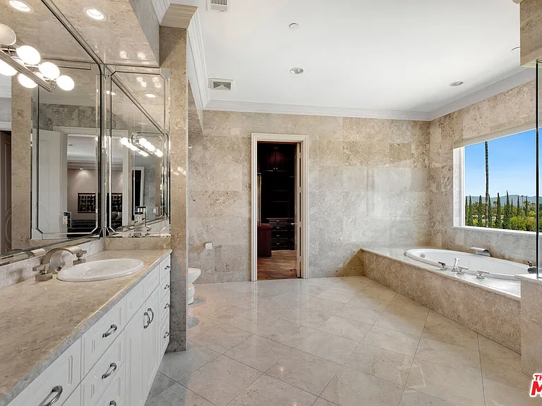 18047 Karen Dr — Photo 23