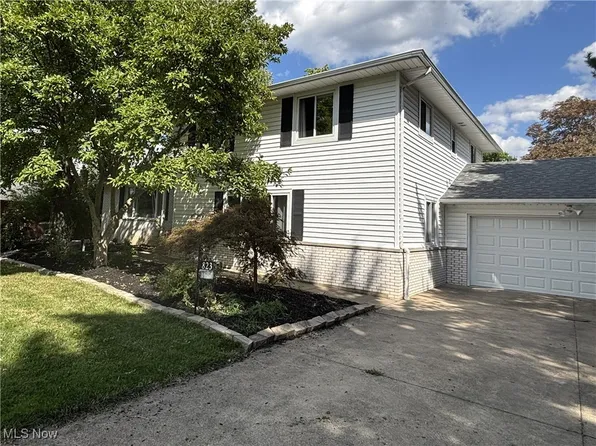 823 Colony Dr, Highland Heights, OH 44143