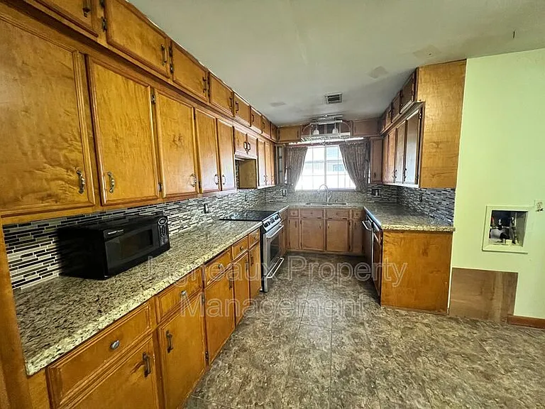 1505 Meadow Dr — Photo 12