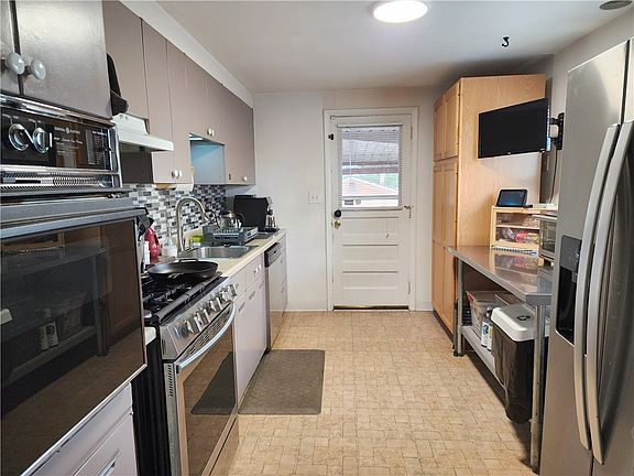 4th image of 3900 Evergreen Dr