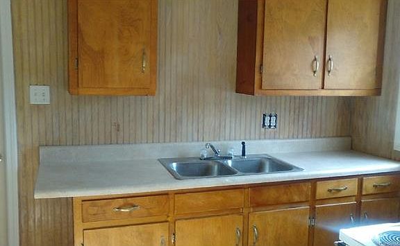 3rd image of 106 E Gibbs St