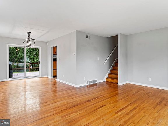 4th image of 102 E Woodland Dr